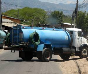 El barril de agua alcanza hasta 80 lempiras en colonias de Tegucigalpa y Comayagüela sin red, afectando a cientos de familias que dependen de cisternas privadas.
