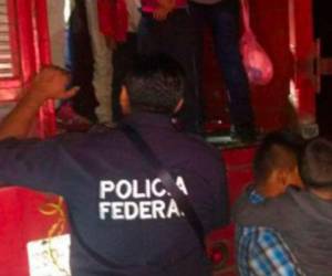 En el estado de Hidalgo, las autoridades localizaron a 88 extranjeros que viajaban en un autobús en condiciones de hacinamiento. Mientras que en Veracruz, los otros 103 migrantes fueron rescatados de un camión sin agua ni ventilación. Foto cortesía El Diario de México