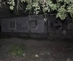 Autoridades policiales acordonaron la vivienda donde fue asesinado un adulto mayor en la colonia Valle #2, Villanueva, Cortés.