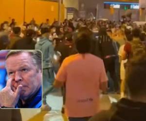 Ronald Koeman, entrenador el Barcelona, fue acosado por los aficionados.