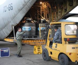 El avión argentino tipo Hércules hizo el trayecto desde la región oriental de Santa Cruz hasta el aeropuerto internacional de El Alto, donde aterrizó a las 17:45 hora local (21:45 GMT).