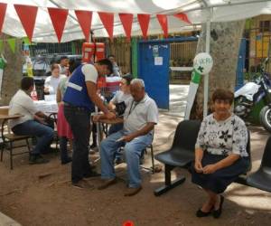 Los socorristas tomaron la presión de los pacientes que llegaron a la zona. Foto: Cortesía Cruz Verde Hondureña/ EL HERALDO.