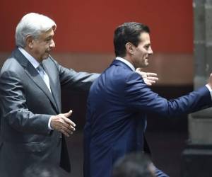 El presidente electo de México Andrés Manuel López Obrador camina junto al presidente saliente Enrique Peña Nieto. Foto AFP