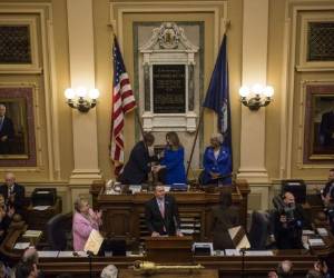 La resolución fue aprobada con el apoyo de tres republicanos, pero ahora debe pasar por el Senado donde la mayoría es afín al presidente Trump. Foto: AFP.