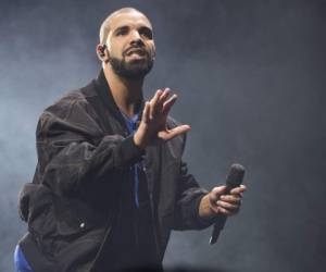En esta foto del 8 de octubre del 2016, Drake durante un concierto en Toronto. El rapero fue nombrado artista más reproducido de la década de Spotify, con 28,000 millones de streamings. (Foto por Arthur Mola/Invision/AP, Archivo)