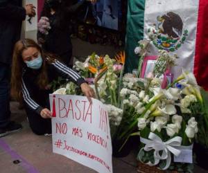 Con banderas y carteles en los que se leían frases como 'Dignidad, amor', los manifestantes, compungidos e indignados, avanzaron hasta el restaurante propiedad de Lormand donde colocaron ramos de flores blancas en un pequeño altar.