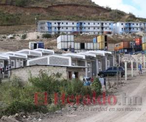 A la par de las casas contenedores se están construyendo 513 viviendas de bloque para quienes desalojarán. Foto: Emilio Flores/El Heraldo