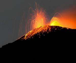 De acuerdo con la Conred, la columna de material incandescente se eleva hasta 150 metros sobre el cráter. Foto: AFP.