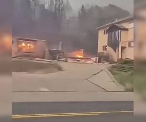 Las autoridades informaron que este domingo las llamas continuaban fuera de control en los incendios forestales que afectan el área de Spokane, en el estado de Washington.