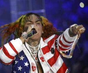 En esta fotografía del 21 de septiembre de 2018 el rapero Tekashi 6ix9ine, cuyo nombre verdadero es Daniel Hernández, durante una presentación de la colección primavera verano 2020 para damas de Philipp Plein en la Semana de la Moda de Milán. Foto: AP.