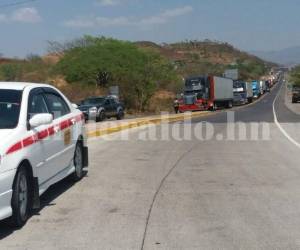 Interminables eran las filas de vehículos a causa de la protesta de los transportistas. Foto Gisela Rodríguez / EL HERALDO