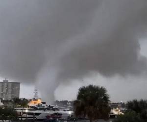La fuerza de los vientos dejó sin suministro de energía eléctrica a varias zonas.