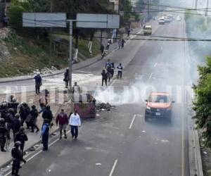 Momento en el que manifestantes de la Alianza de Oposición eran desalojados por la Policía Militar a la altura de El Carrizal.
