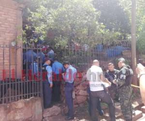 Según los vecinos, el fallecido identificado como Francisco Borjas, murió al interior de la vivienda de su hermano. Foto: Estalin Irías/ EL HERALDO