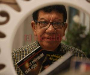 El periodista, locutor y escritor que se inmortalizó en sus personajes La Sucia, El Cadejo y El Duende, que cobraron vida en su programa “Cuentos y leyendas de Honduras”, exaltó la tradición oral de Honduras.