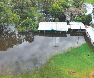 Algunos negocios han sido afectados por la crecida del Lago de Yojoa.