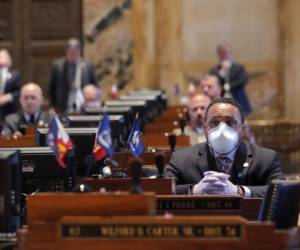 El representante estatal Vincent Pierre, porta una mascarilla y guantes durante una sesión, en el Capitolio estatal, en Baton Rouge, Luisiana. Foto: Agencia AP.