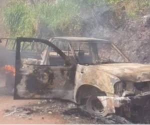El cuerpo de la víctima quedó en el interior del vehículo prendido en llamas.