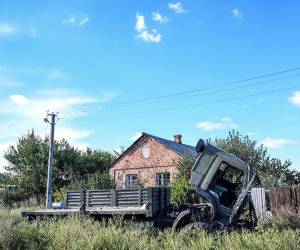 “Fue aterrador, hubo bombardeos y explosiones por todas partes”, explica Anatoly Vasiliev, un vecino de 61 años, sobre los combates que ocurrieron en la localidad de Grakové, al noreste de Ucrania.