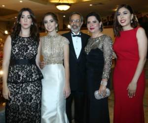 Dinora, Victoria, Leonardo, Dinora y Alejandra María Villeda lucieron encantadores en la noche especial.