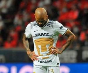 Mientras su futuro legal pende de un hilo, Dani Alves recibió la dura noticia de su despido como jugador de Pumas.