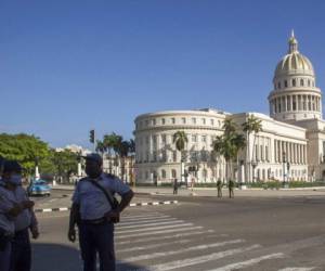 La policía monta guardia cerca del edificio del Capitolio Nacional en La Habana, Cuba, el lunes 12 de julio de 2021, un día después de las protestas contra la escasez de alimentos y los altos precios en medio de la crisis del coronavirus. Foto: AP