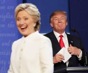 Hillary Clinton al momento de retirarse dio esta enorme sonrisa a su familia. Trump se quedó serio en el escenasario de la Universidad de Nevada. Foto: Agencia AFP.