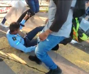 Colectivos de Libre agreden a policía durante protesta en el Infop