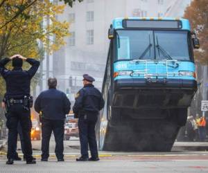 Un autobÃºs de la Autoridad Portuaria cae en un socavÃ³n en la calle 10 cerca de Penn Avenue en Pittsburgh, el lunes 28 de octubre de 2019. (Andrew Rush/Pittsburgh Post-Gazette via AP)