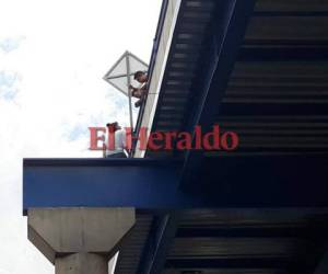 Las autoridades lograron evitar que la joven se lanzara del pueste a desnivel. Foto: Estalin Irías/EL HERALDO.