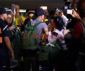 Coutinho, uno de los pocos brasileños que salió fortalecido del Mundial en Rusia, al mostrar un gran desempeño especialmente en la fase inicial, se detuvo a firmar algunos autógrafos. (Foto: AFP)
