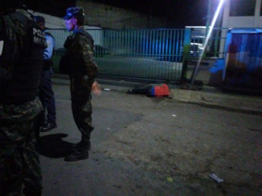 La víctima mortal quedó en una de las aceras de la colonia El Pedregal, donde fue atacado por sus asesinos. Foto: Cortesía.