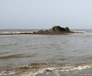 Elevándose unos 4 metros sobre el fondo marino, el volcán está compuesto principalmente por arcilla blanda extruida desde debajo del lecho oceánico.