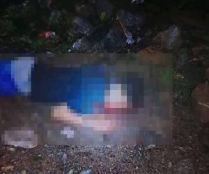 El joven fue encontrado tirado boca abajo en una calle de tierra del sector, con la cabeza sobre un gran charco de sangre, que quedo como resultado del ataque.