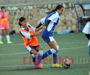 Débora Tobías (derecha) es una de las volantes que seguramente serán titulares hoy en el encuentro en Santo Domingo ante Haití.