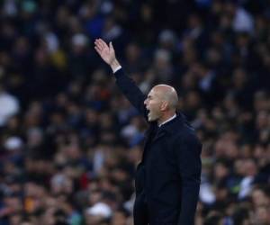 El técnico Zinedine Zidane, del Real Madrid, grita durante el duelo con el Galatasaray por el Grupo A de la Liga de Campeones. Foto: AP.