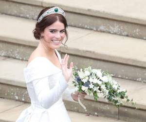 La reina Isabel II prestó a su nieta una de sus joyas preferida, la tiara con una gran esmeralda. (Foto: AFP)