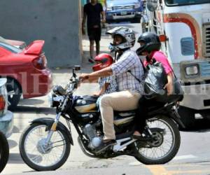 Las familias como en esta impagen (o tres personas) no podrán viajar ya en motocicleta según anunció la Dirección Nacional de Viabilidad y Transporte (DNVT).