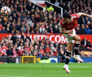 El delantero uruguayo del Manchester United Edinson Cavani se dirige hacia la portería durante el partido de fútbol de la Premier League inglesa entre el Manchester United y el Everton en Old Trafford en Manchester, noroeste de Inglaterra, el 2 de octubre de 2021. Foto: AFP