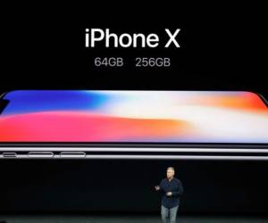 El Iphone X ya no trae el botón de inicio que revolucionó los teléfonos inteligentes cuando se lanzó. Foto: AP