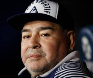 En esta foto del 7 de marzo de 2020, Diego Maradona, técnico de Gimnasia y Esgrima, en la banca previo a un partido contra Boca Juniors en el estadio la Bombonera de Buenos Aires.