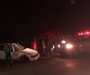 El Cuerpo de Bomberos llegó al ligar tras el accidente.