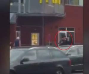 La policía alemana monta un fuerte operativo en el lugar para capturar a los atacantes.