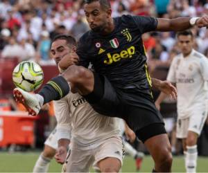 Mehdi Benatia, del Juventus, controla el balón delante de Dani Carvajal, del Real Madrid, durante la Copa de Campeones Internacional. Foto AFP