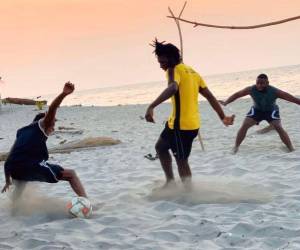 En la comunidad de Corozal se impulsa el fútbol playa amateur. Con porterías de ramas, muchos jóvenes exhiben su talento sobre la arena.