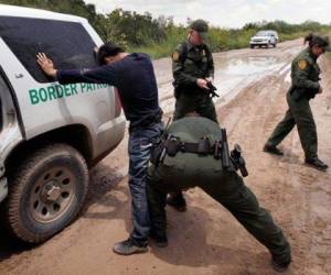 Agentes de la Patrulla Fronteriza detuvieron a un hombre de 23 años de Chihuahua, México, en un camino cerca de Antelope Wells, New Mexico, y lo obligaron a firmar un documento en el que renunciaba al derecho de sus pertenencias, indica la denuncia.