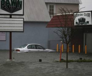 Un carro flota en un estacionamiento inundado por Matthew en St Augustine, Florida. /Foto AFP/