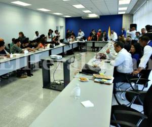 Las autoridades de la UNAH y miembros del MEU firmaron este jueves el acuedo para iniciar el diálogo sobre las normas académicas, foto: Emilio Flores / EL HERALDO.