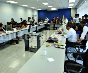 Las autoridades de la UNAH y miembros del MEU firmaron este jueves el acuedo para iniciar el diálogo sobre las normas académicas, foto: Emilio Flores / EL HERALDO.