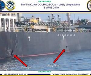Esta imagen del 13 de junio de 2019, publicada por el Comando Central del ejército de Estados Unidos, muestra daños (a la izquierda del casco) y una presunta mina (a la derecha) en el buque Kokuka Courageous en el Golfo de Omán, cerca de la costa de Irán. (Comando Central de Estados Unidos vía AP)